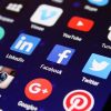 Iconos de diferentes redes sociales en la pantalla de un móvil. Foto: Pixabay (CC0)