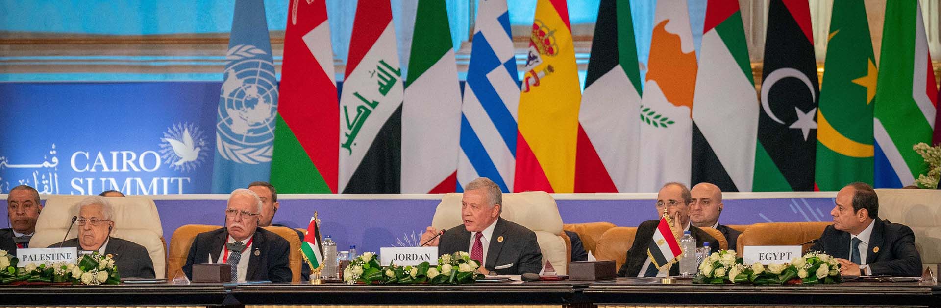 Intervención del rey de Jordania, Abdalá II (en el centro), durante la Cumbre de Paz de El Cairo, realizada en la Nueva Capital Administrativa al este de la capital egipcia, el 21 de octubre de 2023