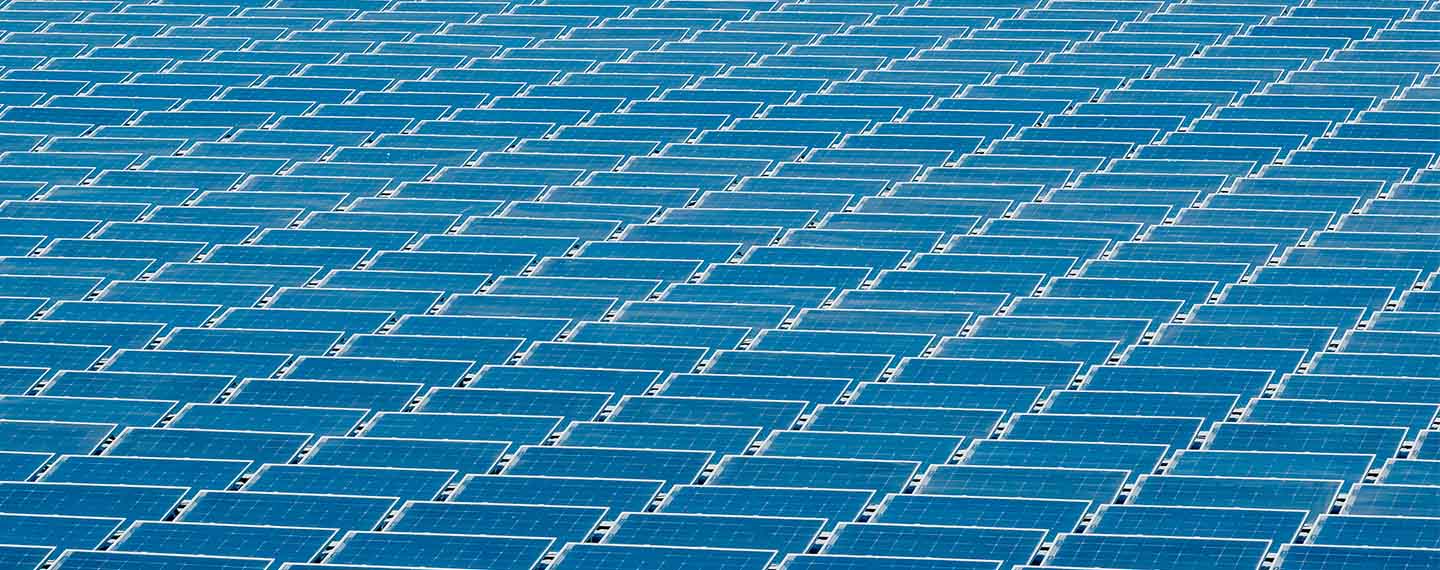Planta de paneles solares en una fábrica de China.